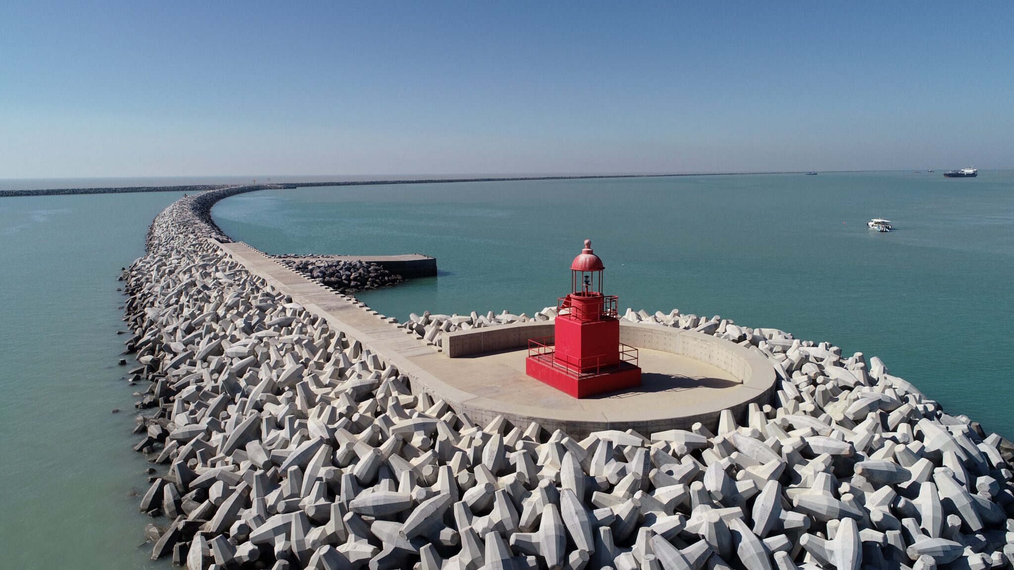 كاسر الأمواج الغربي في ميناء الفاو هو هيكل هندسي متطور يهدف إلى حماية الميناء من الأمواج العاتية والعوامل الطبيعية