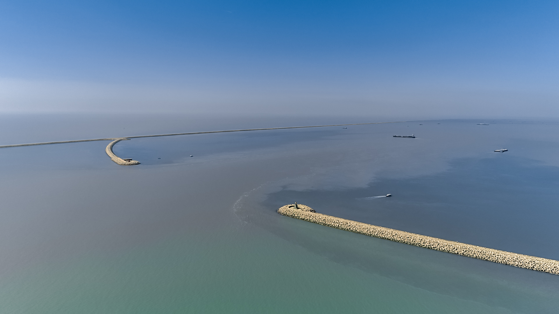 كاسر الأمواج الغربي في ميناء الفاو هو هيكل هندسي متطور يهدف إلى حماية الميناء من الأمواج العاتية والعوامل الطبيعية